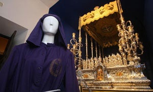 Está expuesto el trono de la Reina de los Cielos, que sale el Domingo de Resurrección. :: ÁLVARO CABRERA/