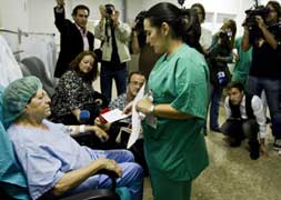 Antonia Sánchez exhibe la factura con el coste total de su operación de cataratas, 1.398,63 euros. ::
J-LANZA/