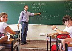 Los docentes podían disfrutar de permisos para acabar sus estudios, preparar su tesis y aprender idiomas en el extranjero. :: SUR/