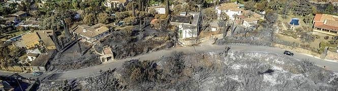 Los orígenes. Vista aérea de una urbanización de la periferia de Coín, donde el fuego se quedó al otro lado de la carretera. :: Afp/