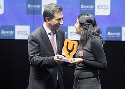 Isabel Luisa Rubio, en el momento de recoger el premio. Sur/