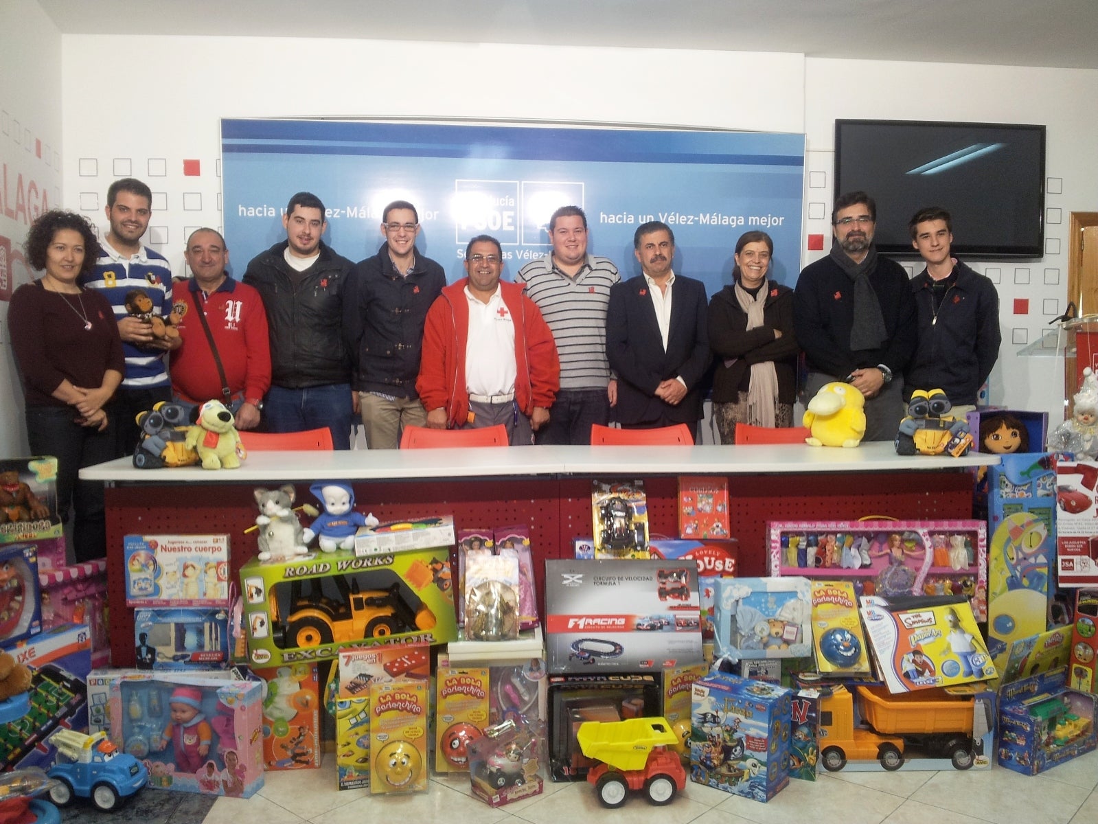 Juventudes Socialista de Vélez-Málaga ha hecho entrega a la Asamblea Comarcal de Cruz Roja de los juguetes y alimentos recogidos por la organización/