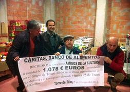 Miembros del grupo de teatro Júbilo de la SAC en la entrega de la recaudación.:: SUR/