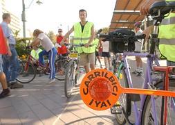 La asociación insiste en mejorar la red de carriles bici. :: Salvador Salas/
