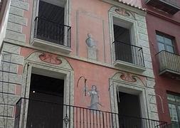 Aspecto de la fachada, una vez recuperadas las pinturas murales.:: J. H./