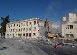 Parte del edificio ha sido demolido esta mañana. ::SUR/