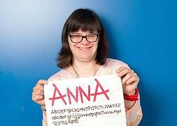 Anna Vives, con algunas de las letras que ha diseñado en su nuevo 'abecedario' para ordenador. :: Vicens Giménez/