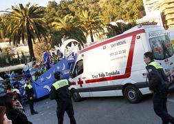 Momento en que la Policía Local y los servicios sanitarios actúan tras el accidente de la carroza La Estrella, al fondo de la imagen. :: Álvaro Cabrera/