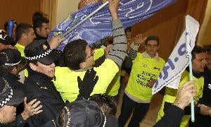 Policías locales de uniforme intentan frenar a sus compañeros que el hall del Ayuntamiento. :: SUR/