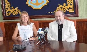 La edil de Cultura, Gema García, y el presidente de la asociación Balcón de Europa, Juan Salvador Gómez./
