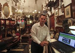 La Red obliga a los empresarios a estar siempre conectados, caso de Juan Fernández. :: Álvaro Cabrera/