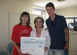 Kim Edwards, a la izquierda, hace entrega del cheque.:: SUR/