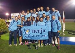 Los equipos masculino y femenino de categoría sénior del club celeste, tras ganar una competición la reciente campaña. :: e. c./