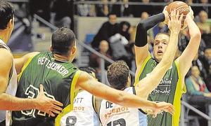Stimac trata de pasarle el balón a Hettsheimeir durante el partido del sábado. :: Optasports/