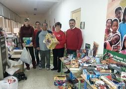 Elias Khoury y voluntarios reparten regalos. / SUR.es/