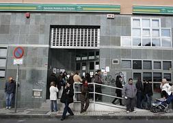 Varias personas permanecen a las puertas de una oficina del Servicio Andaluz de Empleo.:: Salvador Salas/