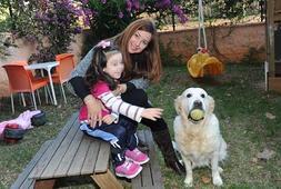 La fundadora de la asociación, Jorgelina Borda, junto a la pequeña Chloe. :: Josele-Lanza/
