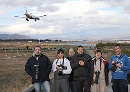 Preparados en San Julián, en el puente sobre las vías del cercanías. :: Salvador Salas Vídeo: A.de los Ríos y Pedro J. Quero/