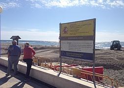 Las máquinas han amanecido esta mañana en la playa. / E. Cabezas/