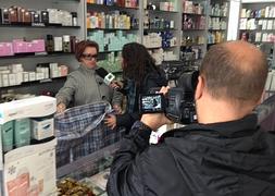 La dueña de la perfumería asaltada, Francisca Cotilla, mientras atendía a los medios. :: Eugenio Cabezas/