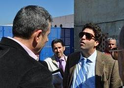 Abdeslam Lucena, en febrero de 2012 cuando ordenó el precinto del instituto, con Ruiz Cazorla detrás. / A. PELÁEZ/