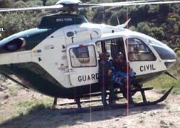 Momento del rescate por parte de la Guardia Civil.:: SUR/