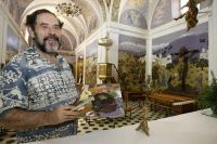 SATISFACCIÓN. El artista está orgulloso del trabajo que ha realizado en los últimos once años en la ermita de Los Remedios de Vélez-Málaga./