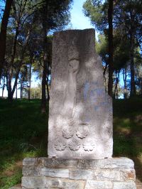 Cruz levantada en honor de los caídos del bando franquista en los jardines de la Catedral./