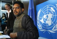 CRÍTICO. El relator de la ONU Miloon Kothari presentó ayer las conclusiones de su visita a España. / EFE/