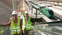 PUENTE GENIL. La ministra Magdalena Álvarez, durante la visita que hizo en julio a las obras de la línea y sus estaciones. / ANTONIO SALAS/
