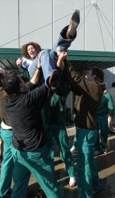 RESTOS. Muñoz posa junto a los dibujos de cerámicas. / C.R./