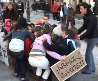 PARTICIPACIÓN. Mayores y niños corrieron a abrazarse a los jóvenes./