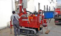 TRABAJOS. Una máquina comprueba cómo afectaron los movimientos de tierra a las casas. / SUR/