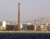 HUELIN. Las chimeneas que recuerdan su pasado industrial aún siguen en pie./