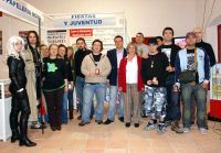 CERTAMEN. Los premiados de 'Mutantes paseantes' junto a los participantes en la Muestra. / SUR/