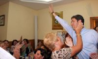 FELICITACIONES. A los gritos de ¿alcalde, alcalde!, el socialista Tomás Herrera celebró con su gente el resultado en estas elecciones municipales. / ANDRÉS CARRASCO/