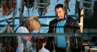 AHOGADOS. «Tenemos que pagar alrededor de 600 euros al mes por estar aquí mientras cuelan pescado ilegal y no hacen nada», denuncian los sequeros./