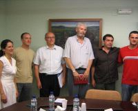 CORPORACIÓN. Miembros de IU y de Falange Auténtica,tras la celebración del pleno de Investidura. / J. J. B./