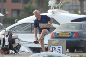 NATURALIDAD. Carlos se coloca el zapato antes de subirse al yate en Sotogrande./