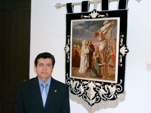 COFRADE. Fernández junto a un estandarte. / EDUARDO NIETO. ARCHIVO/