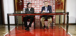 COMPARECENCIA. El seleccionador de baloncesto, Pepu Hernández, ayer junto al presidente de la Federación, José Luis Sáez. / EFE/