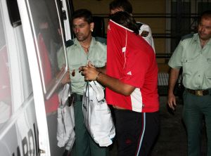 ESCOLTADO. Aldo Maximiliano V. es trasladado a la cárcel de Alhaurín por los supuestos tocamientos en Rincón, en 2005. / C. MORET/