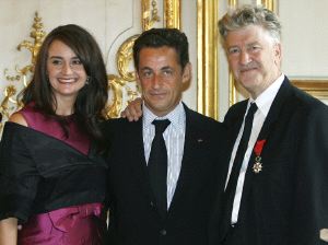 HONOR. Emily Stofle, Nicolas Sarkozy y David Lynch. / U.K. A.P./