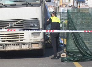 LOPE DE RUEDA. La víctima quedó atrapada bajo el camión. / SUR/