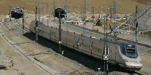 ÚLTIMAS PRUEBAS. Un tren de alta velocidad sale del túnel oeste de Abdalajís, que ya se encuentra operativo. / ANTONIO SALAS/