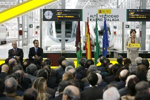 AUTORIDADES. Manuel Chaves y José Luis Rodríguez Zapatero siguen atentos el discurso de Magdalena Álvarez, durante el acto oficial desarrollado en el vestíbulo interior de la estación María Zambrano, con motivo de la inauguración de la línea de alta velocidad entre Málaga y Madrid, a la que asistieron políticos, empresarios y ciudadanos. / SALVADOR SALAS/