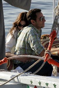 NILO. La pareja, en un cariñoso gesto ayer durante el paseo en barca por el río. / JACK GUEZ. AFP/
