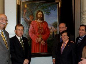 ACTO. Rafael Recio y Francisco de la Torre, junto a Leonardo Fernández y su cartel. / EDUARDO NIETO/