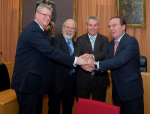PLANTA. La empresa Vulcanes y el alcalde firman un protocolo para hacer realidad el proyecto. /E. G./