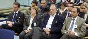 EN EL BANQUILLO. De izquierda a derecha, Antonio Camacho, Pilar Giménez, Jose María Ruiz de la Serna y Aníbal Sardon, durante la lectura de la sentencia. / REUTERS/